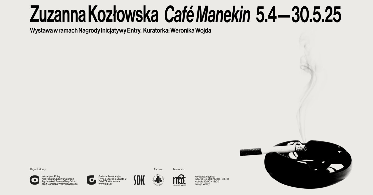 Grafika zawiera zdjęcie palącego się papierosa w czarnej połyskującej popielniczce, tytuł wystawy i logotypy