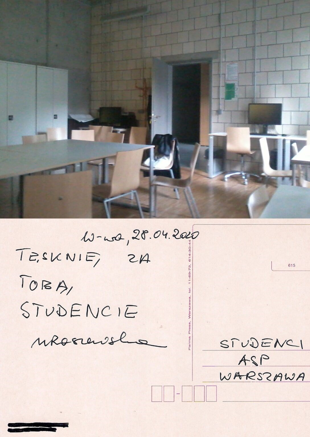 pocztówka: zdjęcie sali wykładowej i stylizowany na odręczny zapis: "TĘSKNIĘ ZA TOBĄ STUDENCIE"
