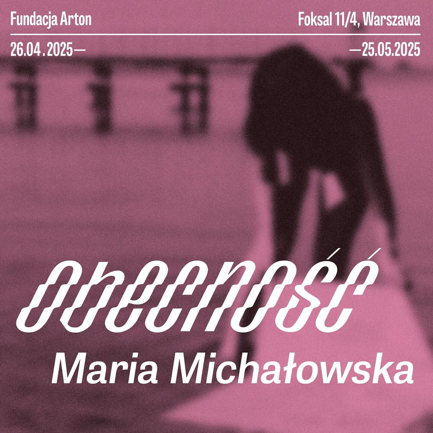 grafika zawiera fragment zdjęcia z różowym foltrem z napisem „Obecność. Maria Michałowska"