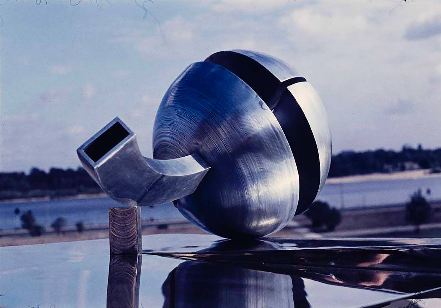 kolorowe zdjęcie abstrakcyjnego metalowego obiektu w kształcie kuli