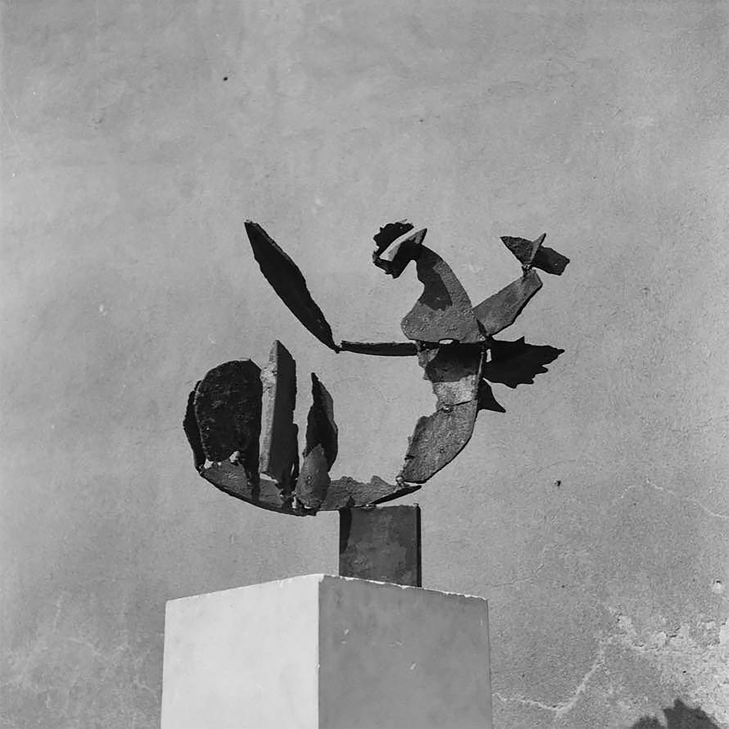 czarno-białe zdjęcie obiektu z metalu