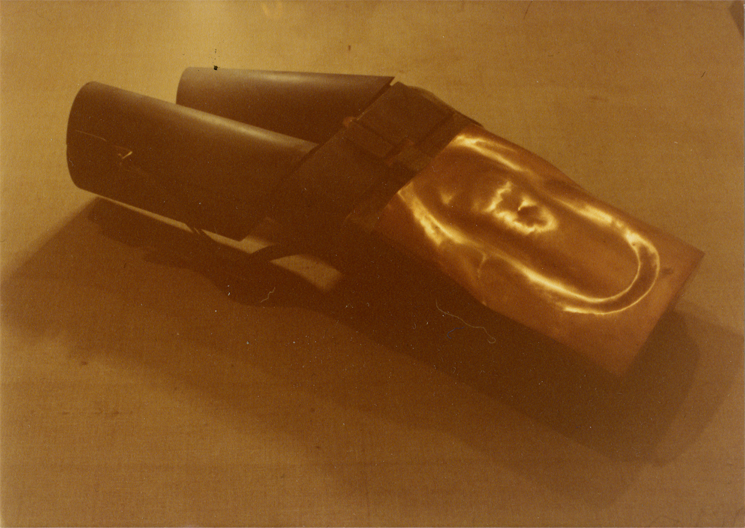 zdjęcie w kolorze sepii abstrakcyjnego obiektu z metalu