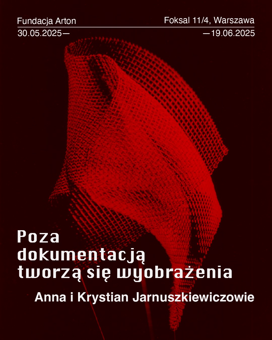 grafika ze zbliżeniem na fragment czerwonej tkaniny oraz napisy