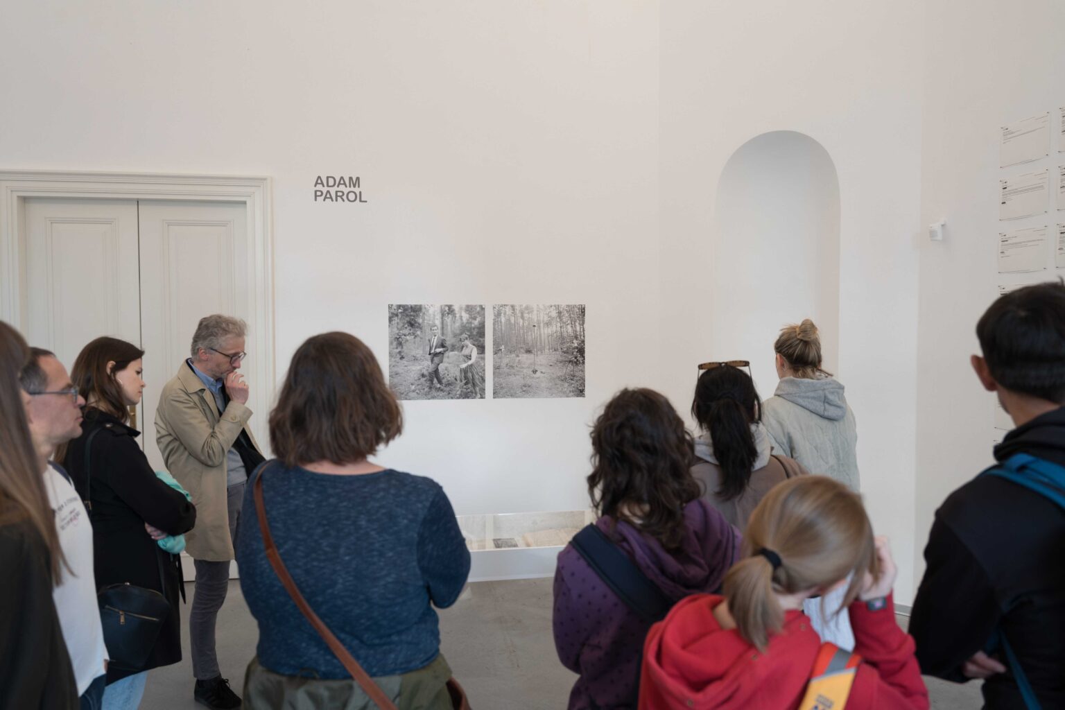 grupa ludzi na wystawie