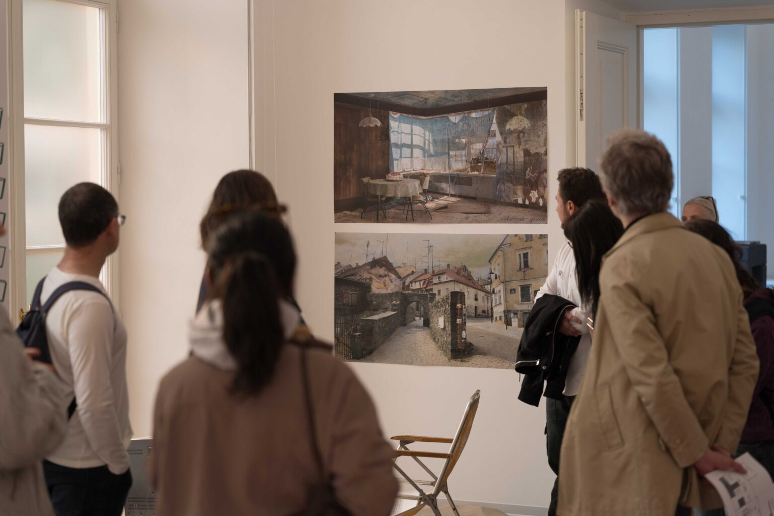 grupa ludzi na wystawie