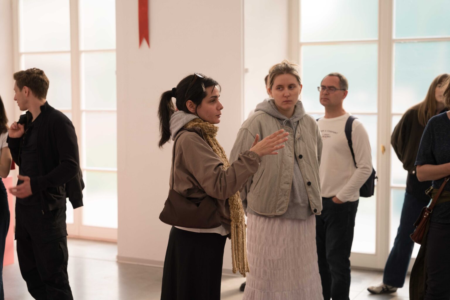 kilkoro osób w przestrzeni wystawy