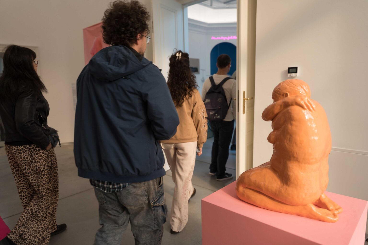 grupa ludzi na wystawie