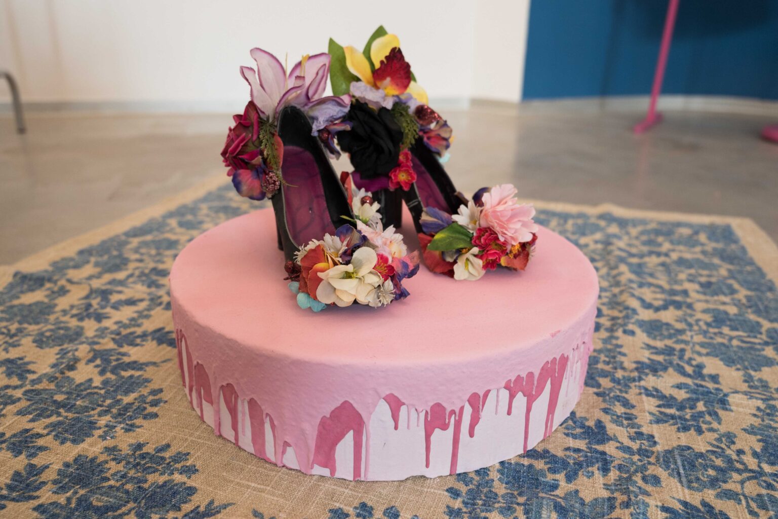 obiekt: jak różowy tort z damskimi butami kwiatami