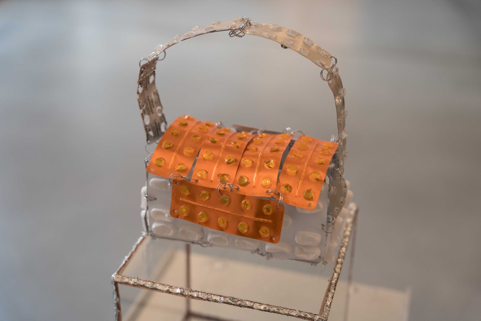 obiekt na wystawie złożóny z blistrów po lekach