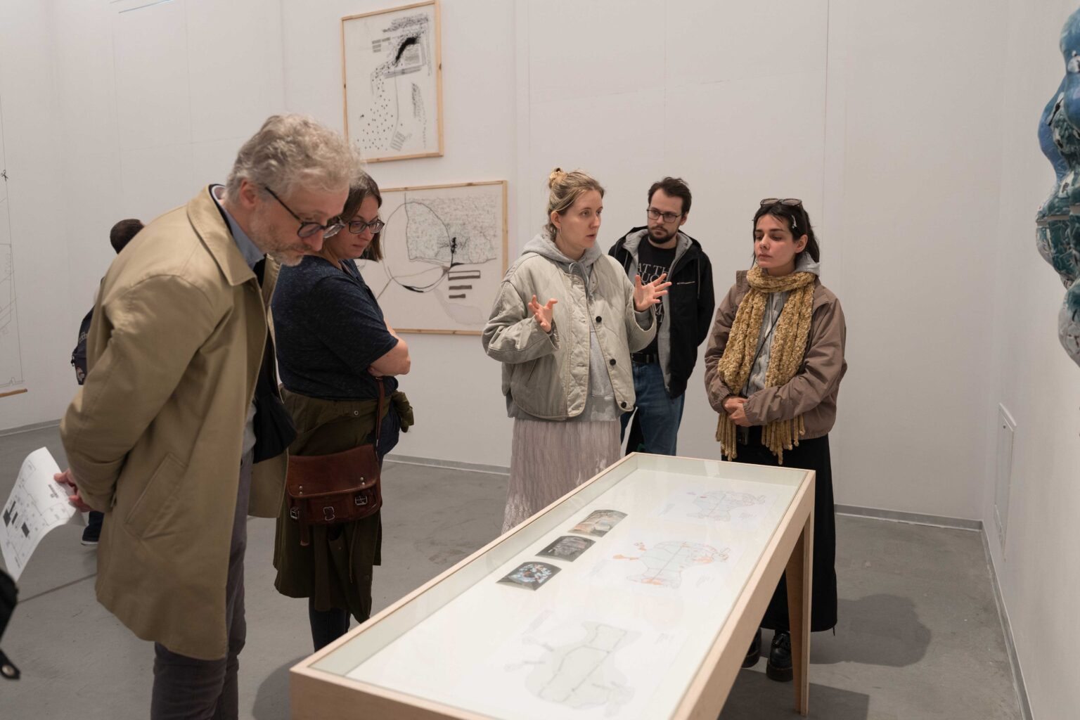 grupa ludzi na wystawie