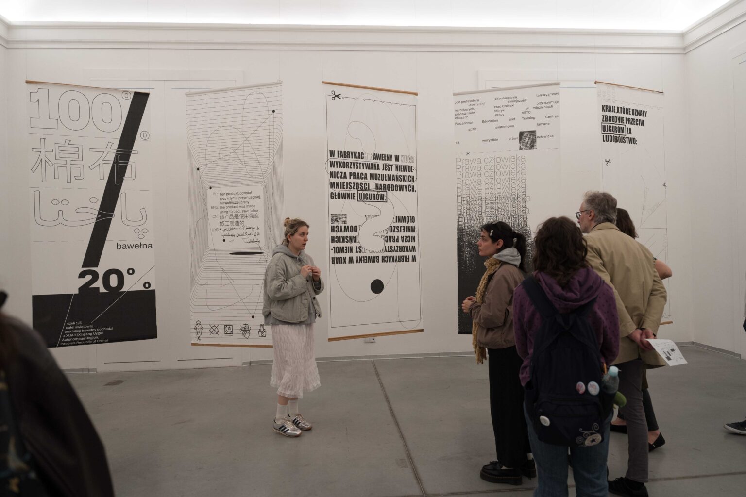 grupa ludzi na wystawie