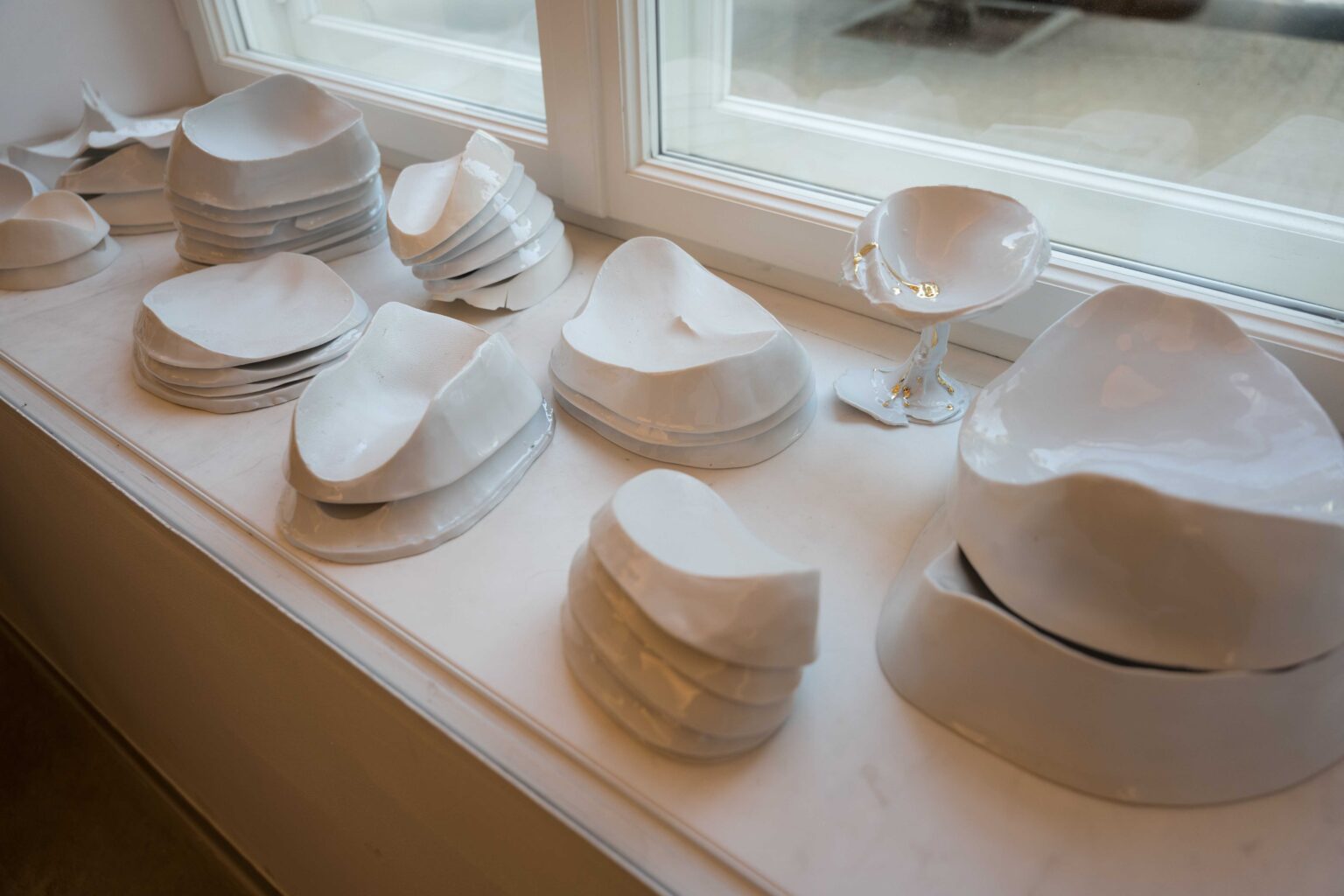 ceramiczne białe naczynia o nierównomiernych kształkacg