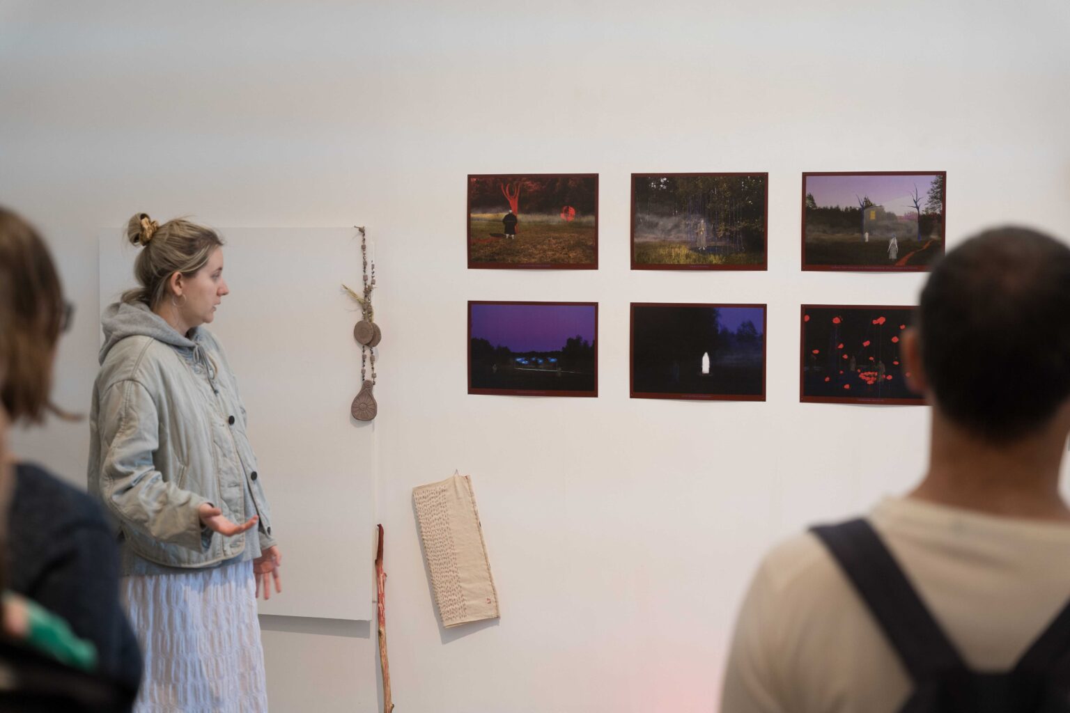 przestrzeń wystawye, obrazy na ścianach