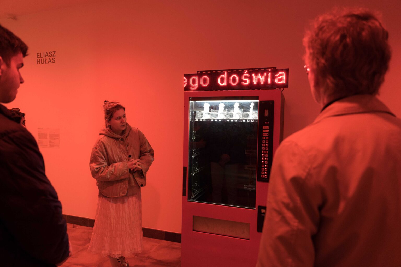 przestrzeń wystawy, czerwone światło