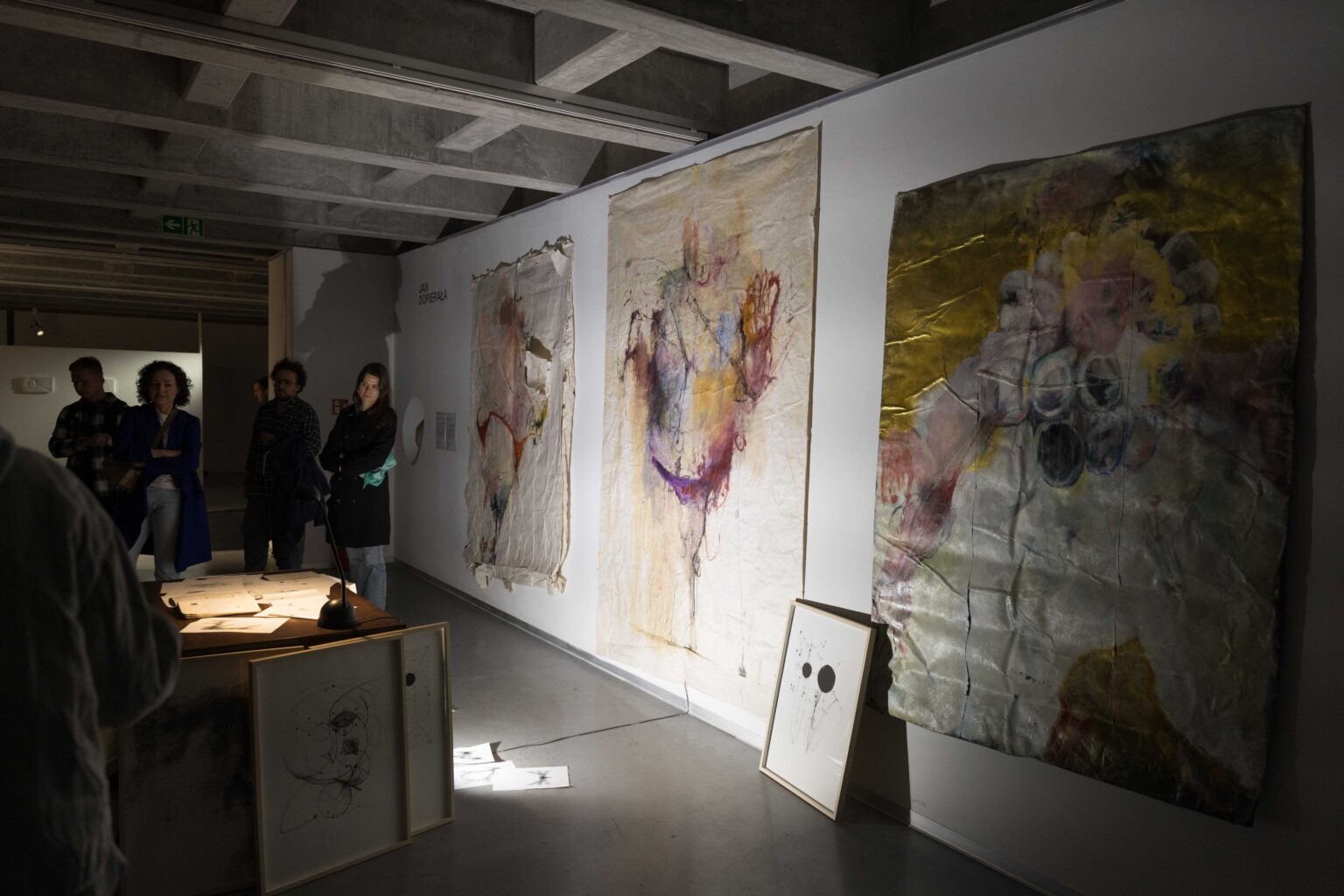 dużych rozmiarów obrazy a wystawie