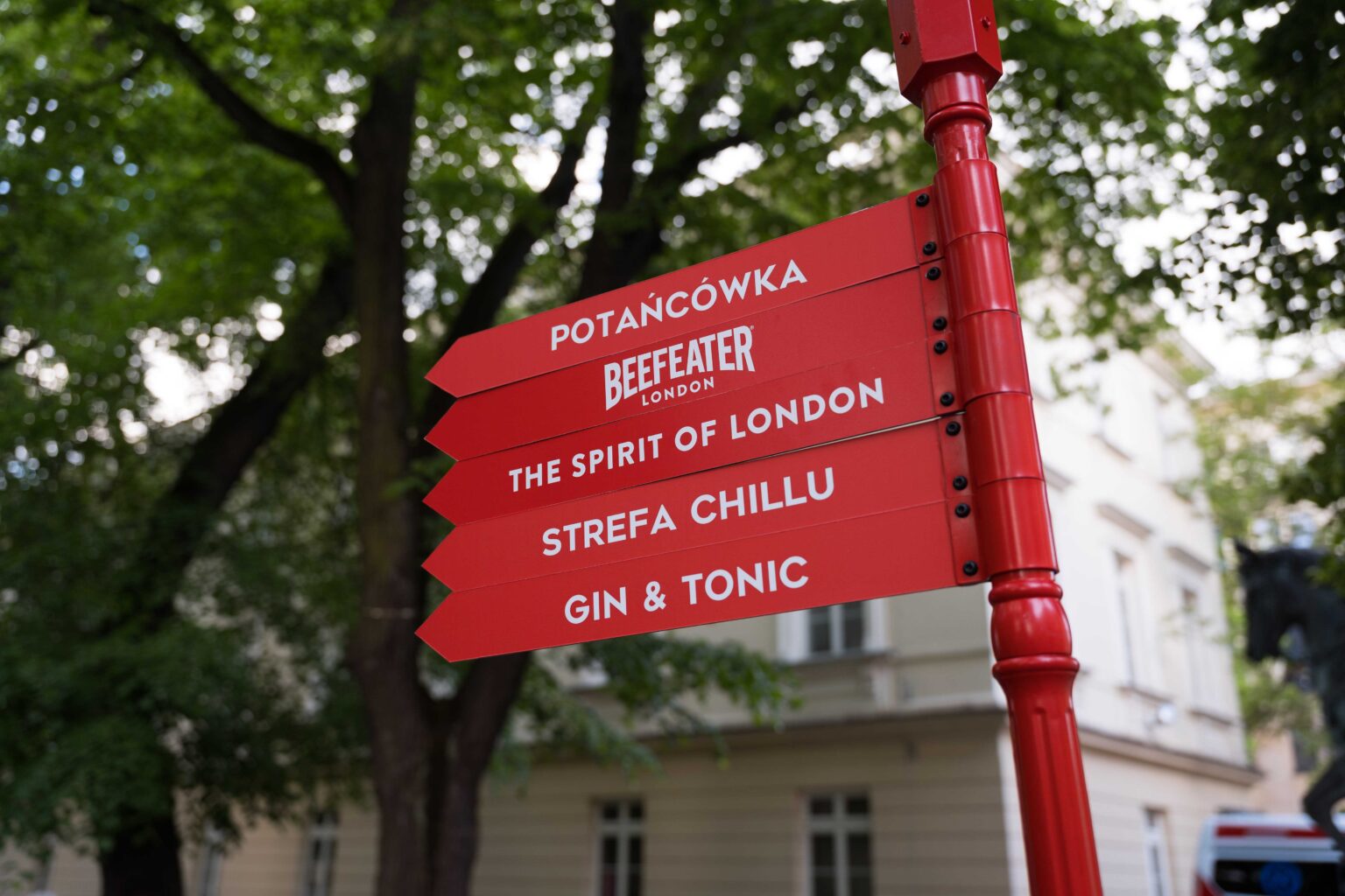 czerwone drogowskazy na dziedzińcu