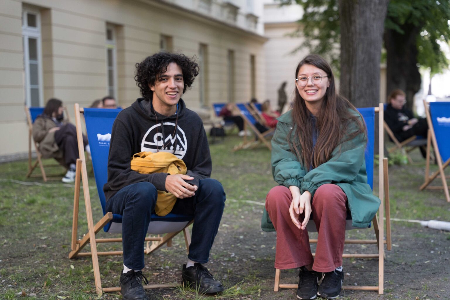 dwie uśmiechnięte osoby na leżkach