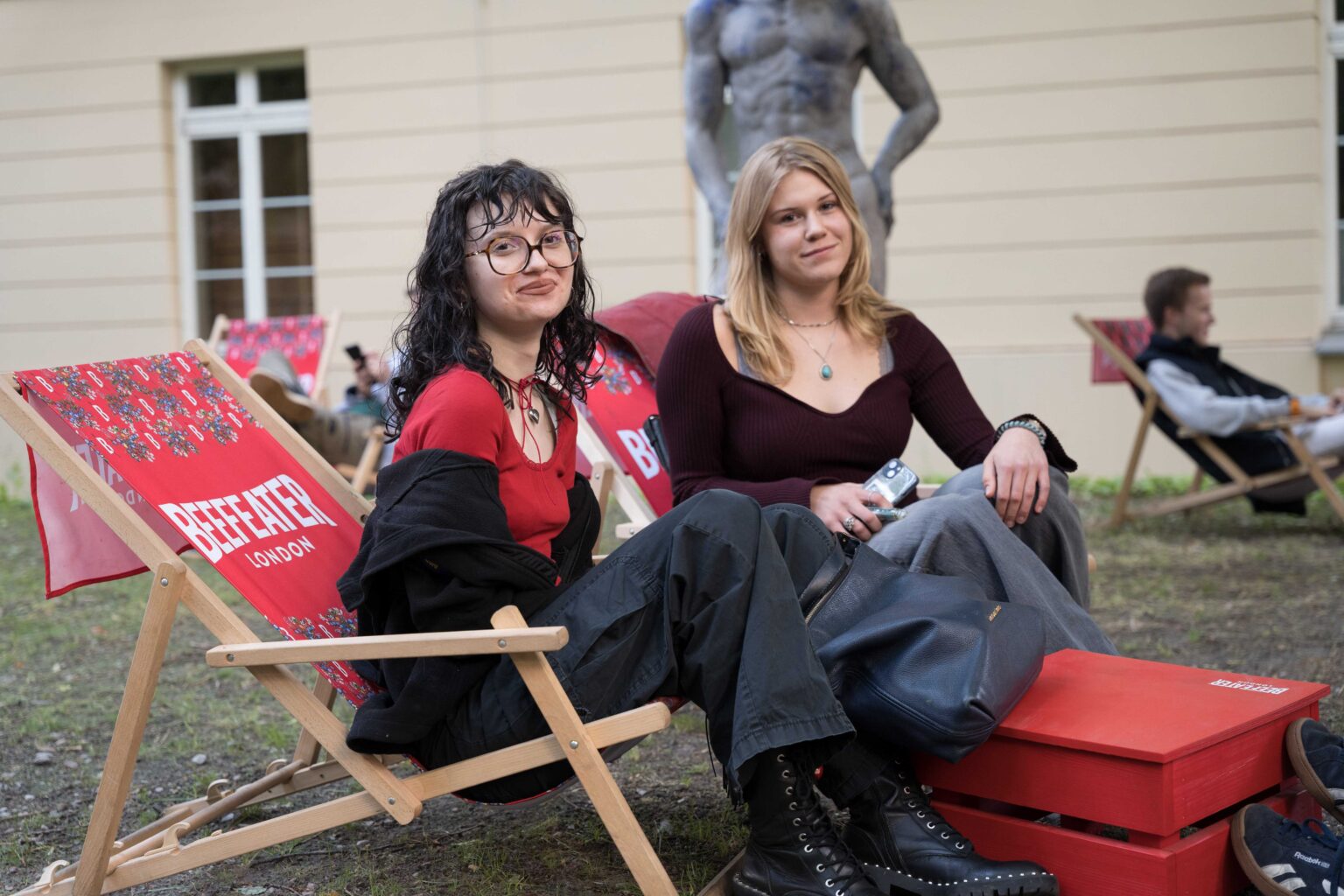 dwie młode dziewczyny pozują do zdjęcia na leżkach