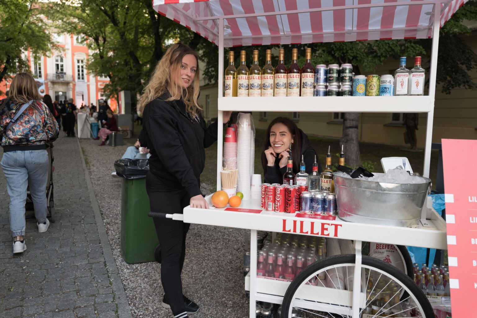 straganik z napojami