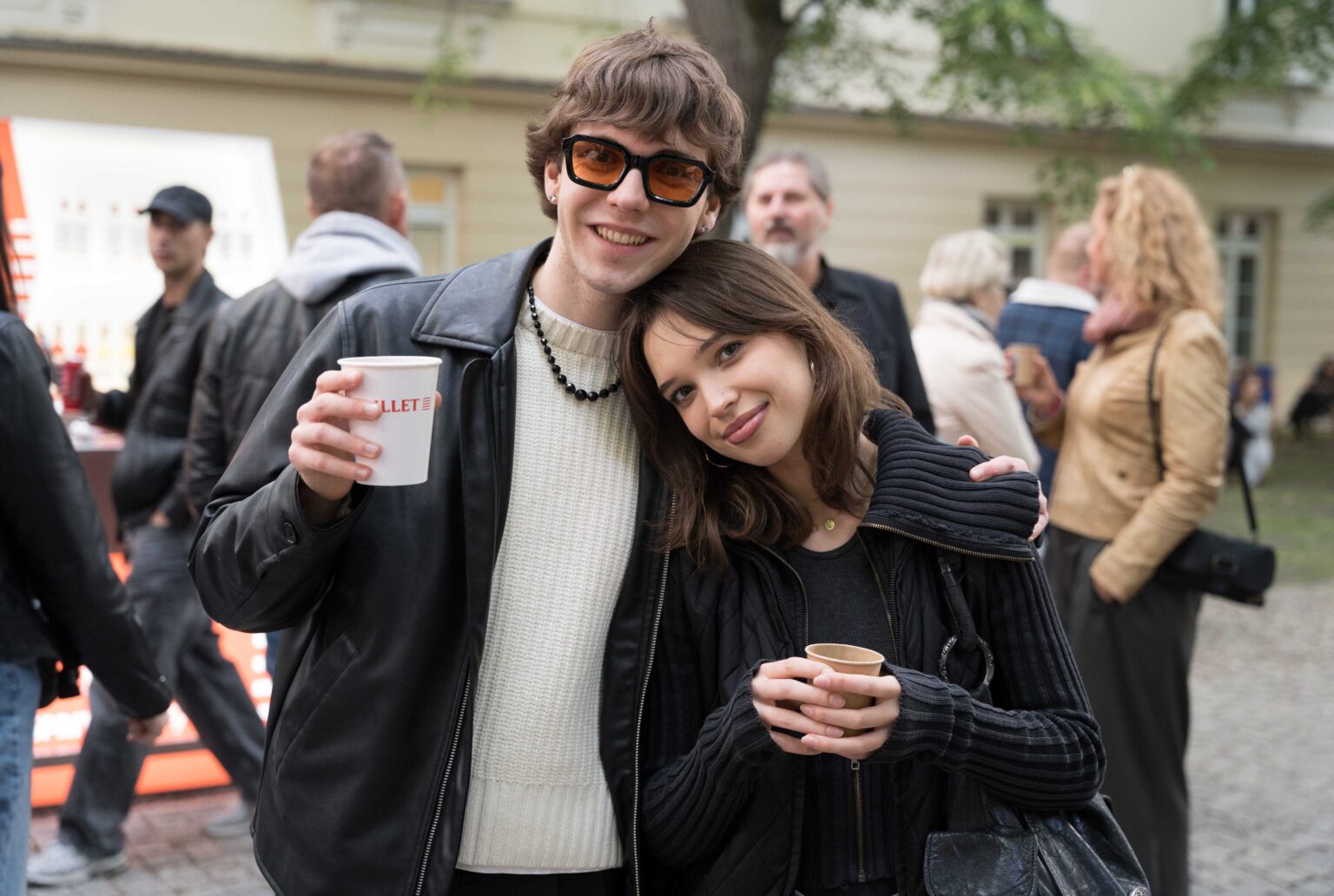 przytulona para pozuje do zdjęcia