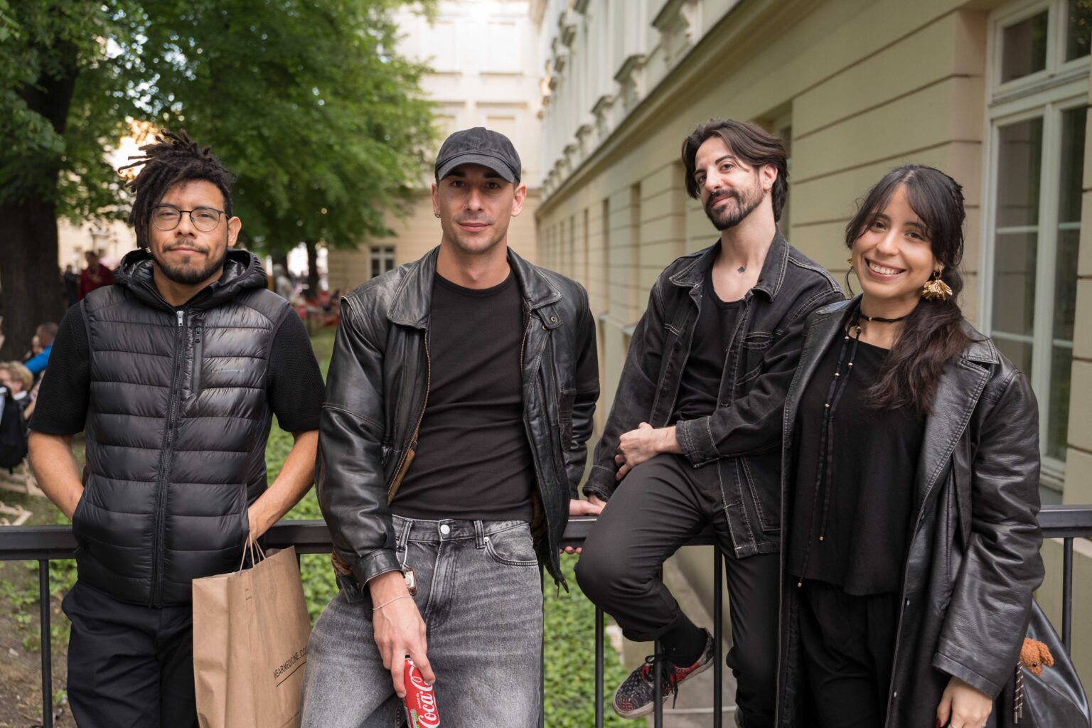 5 osób ubranych na czarno pozuje do zdjęcia