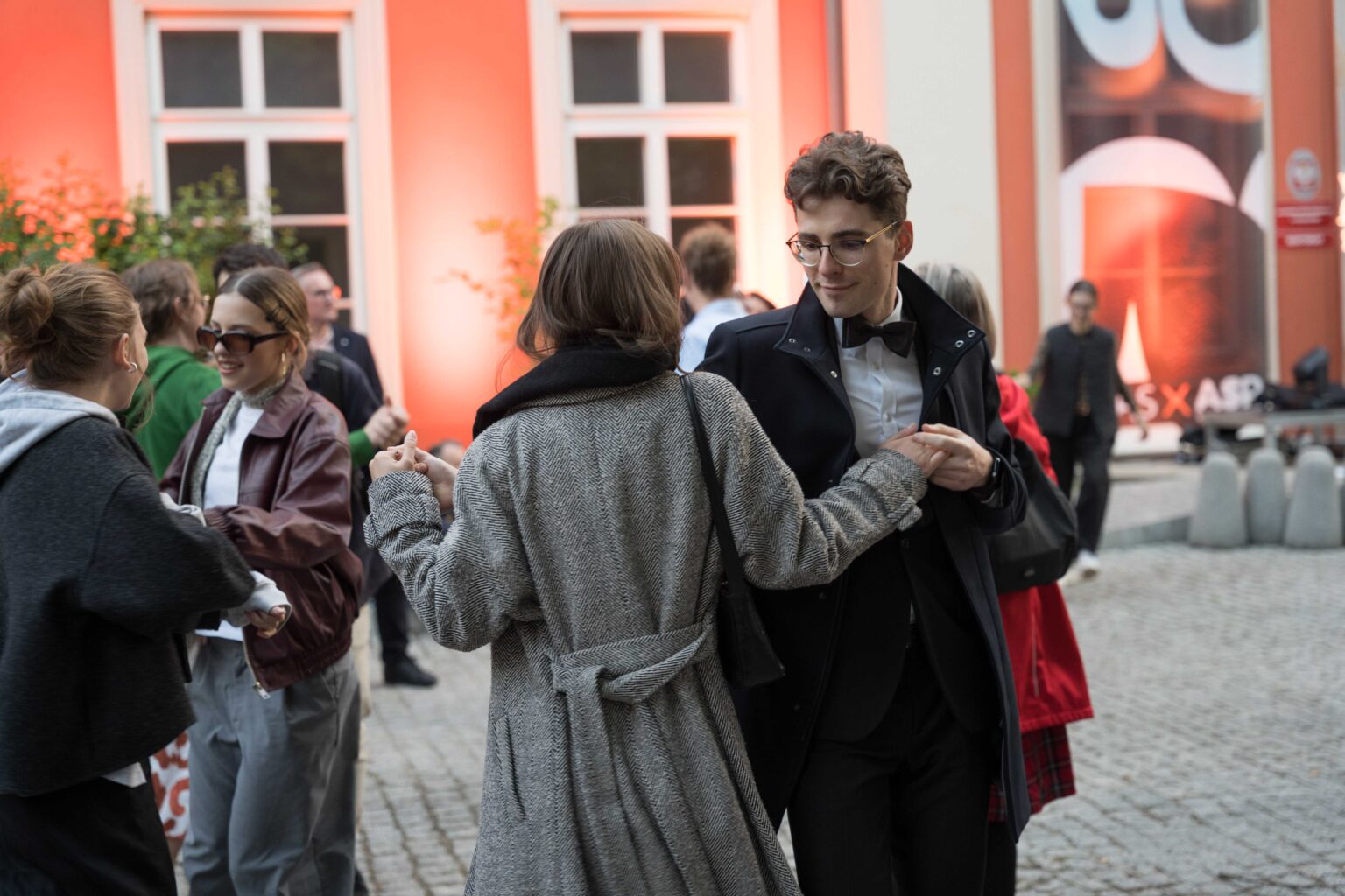 elegancko ubrana para tańczy