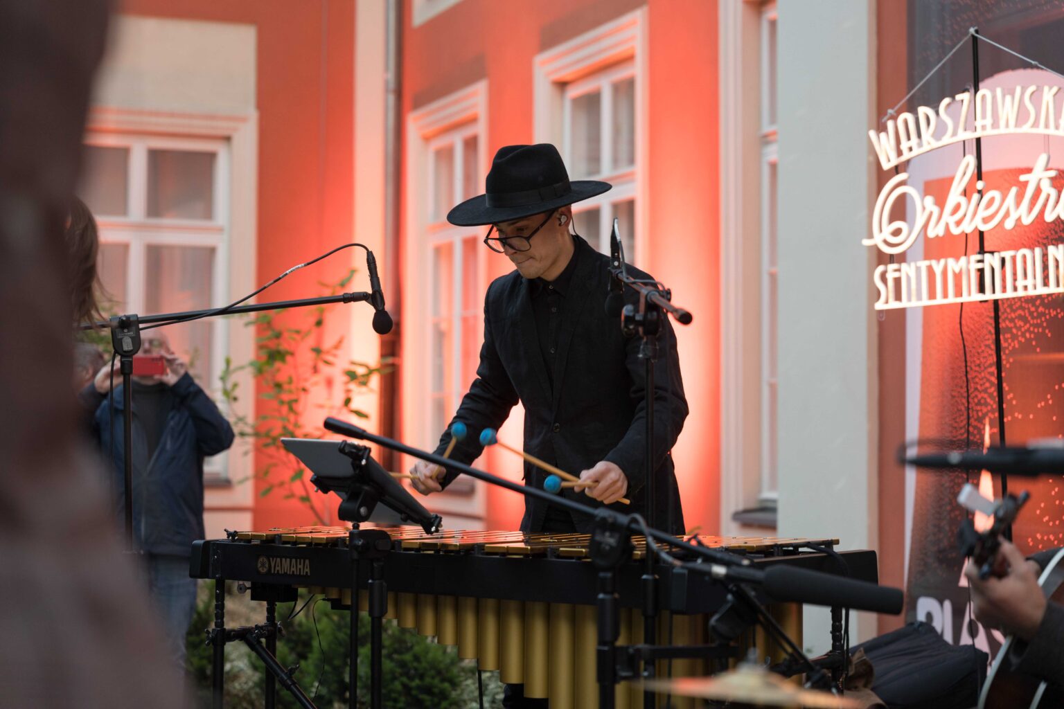 muzyjk w dużym czarnym kapeluszu na scenie