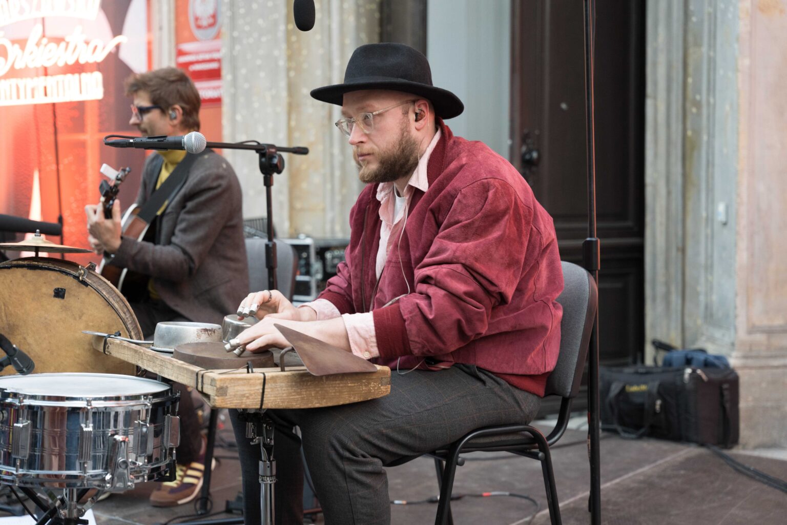 muzyk w kapeluszu na scenie