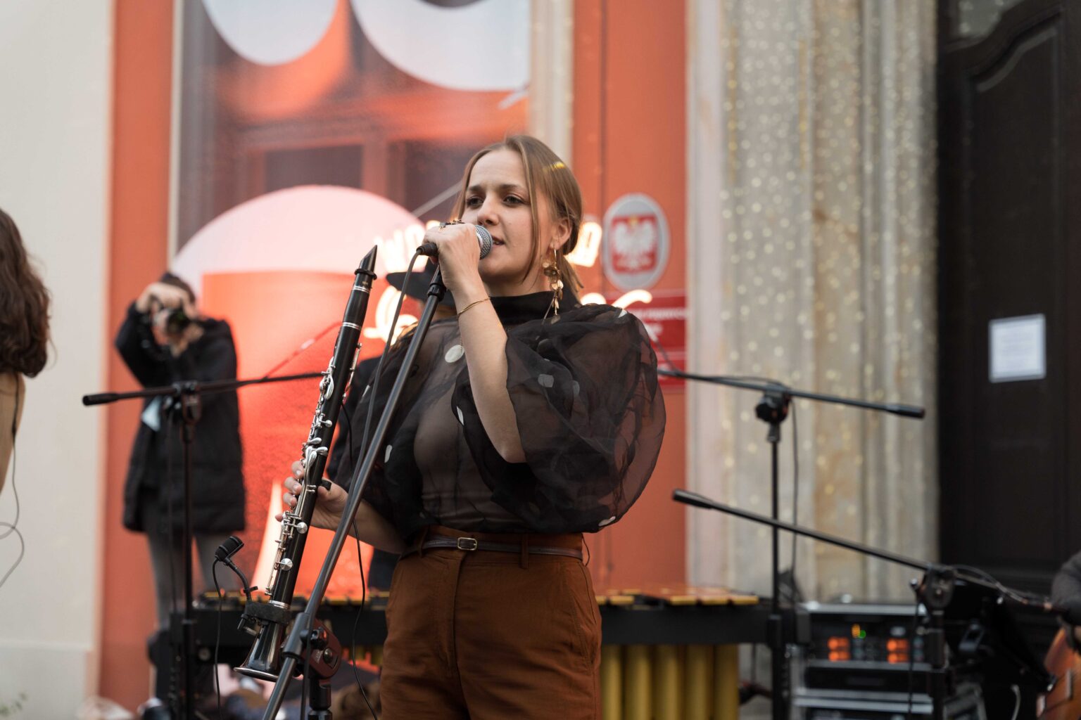 dziewczyna śpiewa do mikrofonu