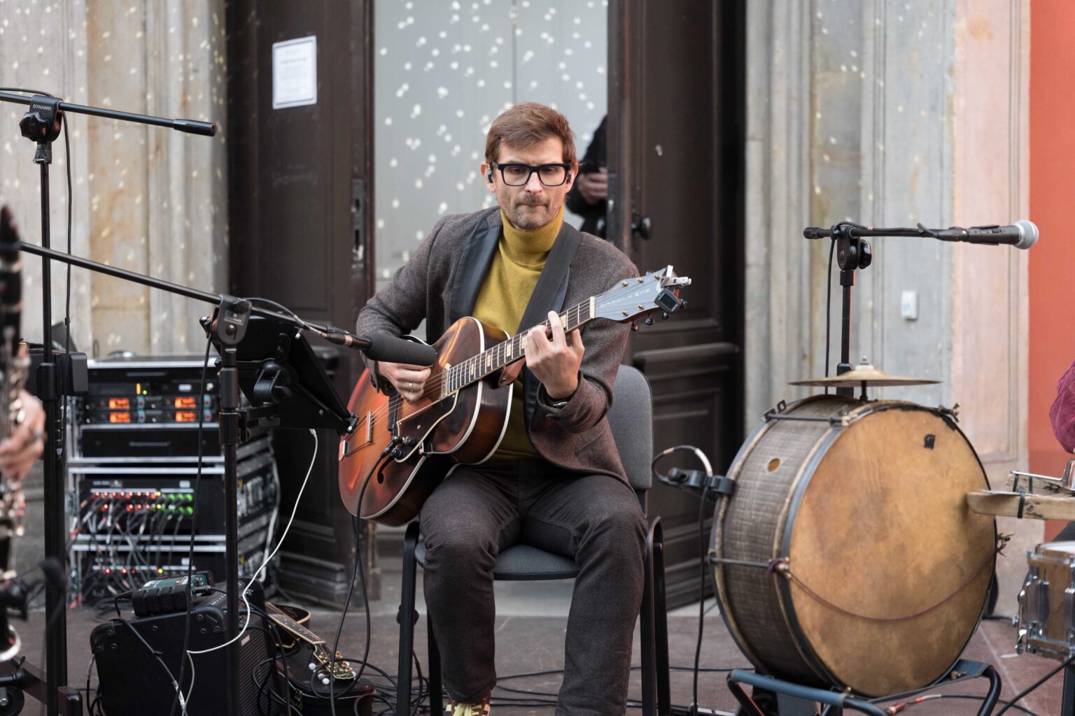 muzyk gra na gitarze