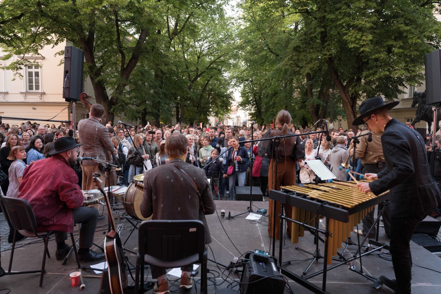 muzycy na scenie, tłum ludzi