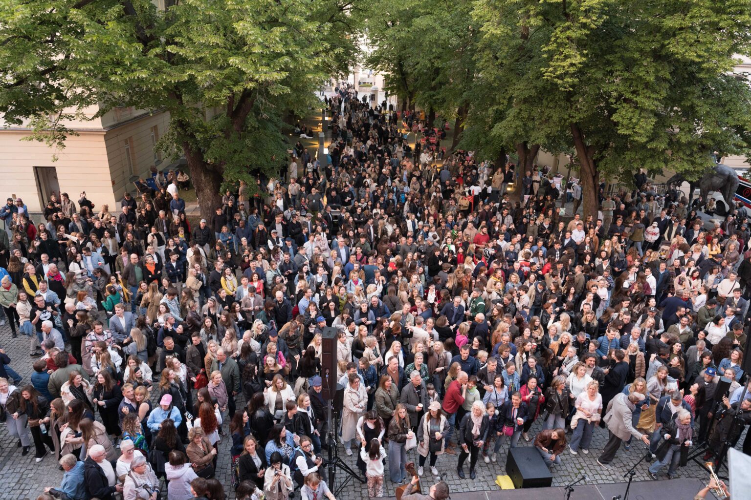 tłum ludzi na dziedzińcu