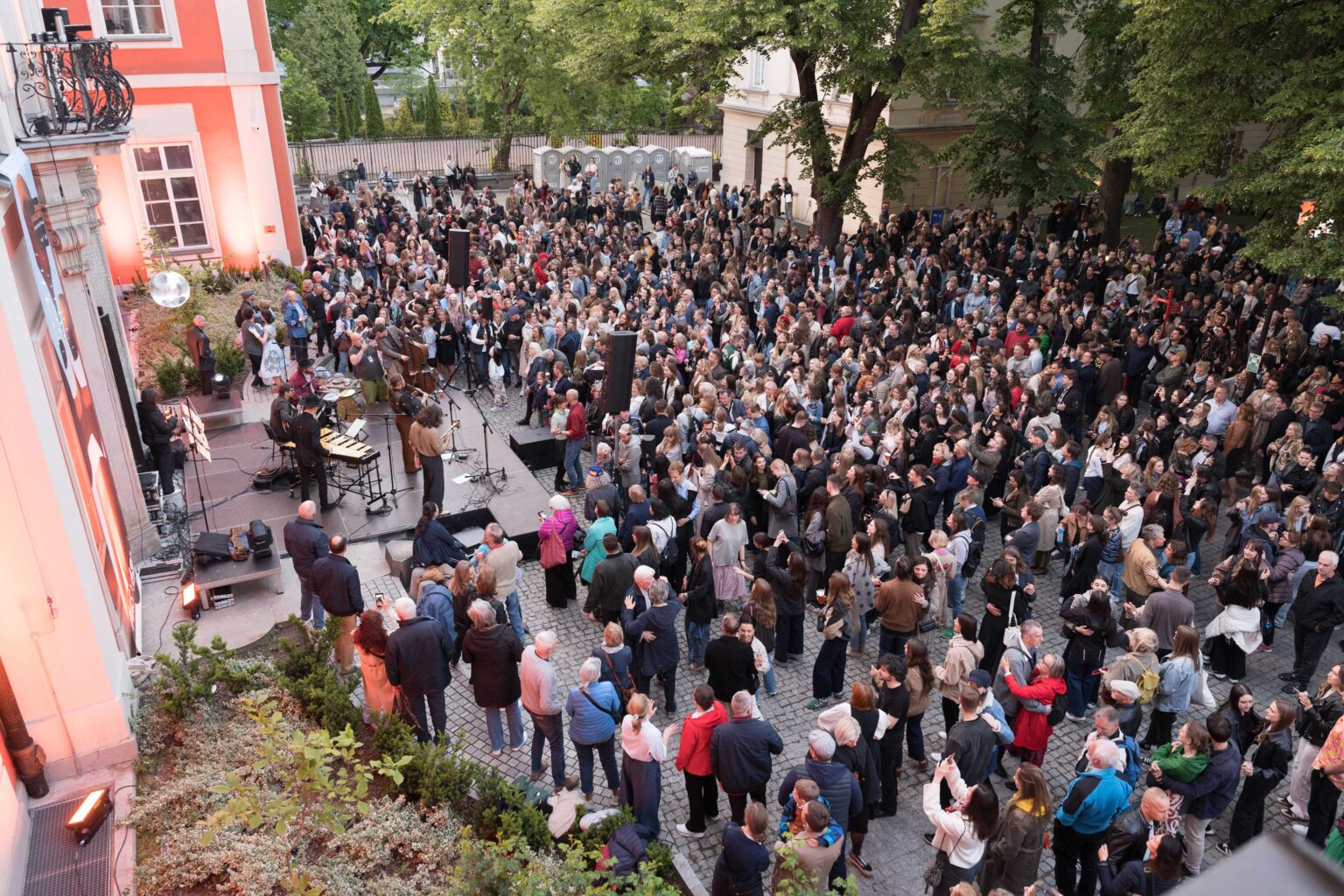 tłum ludzi na dziedzińcu