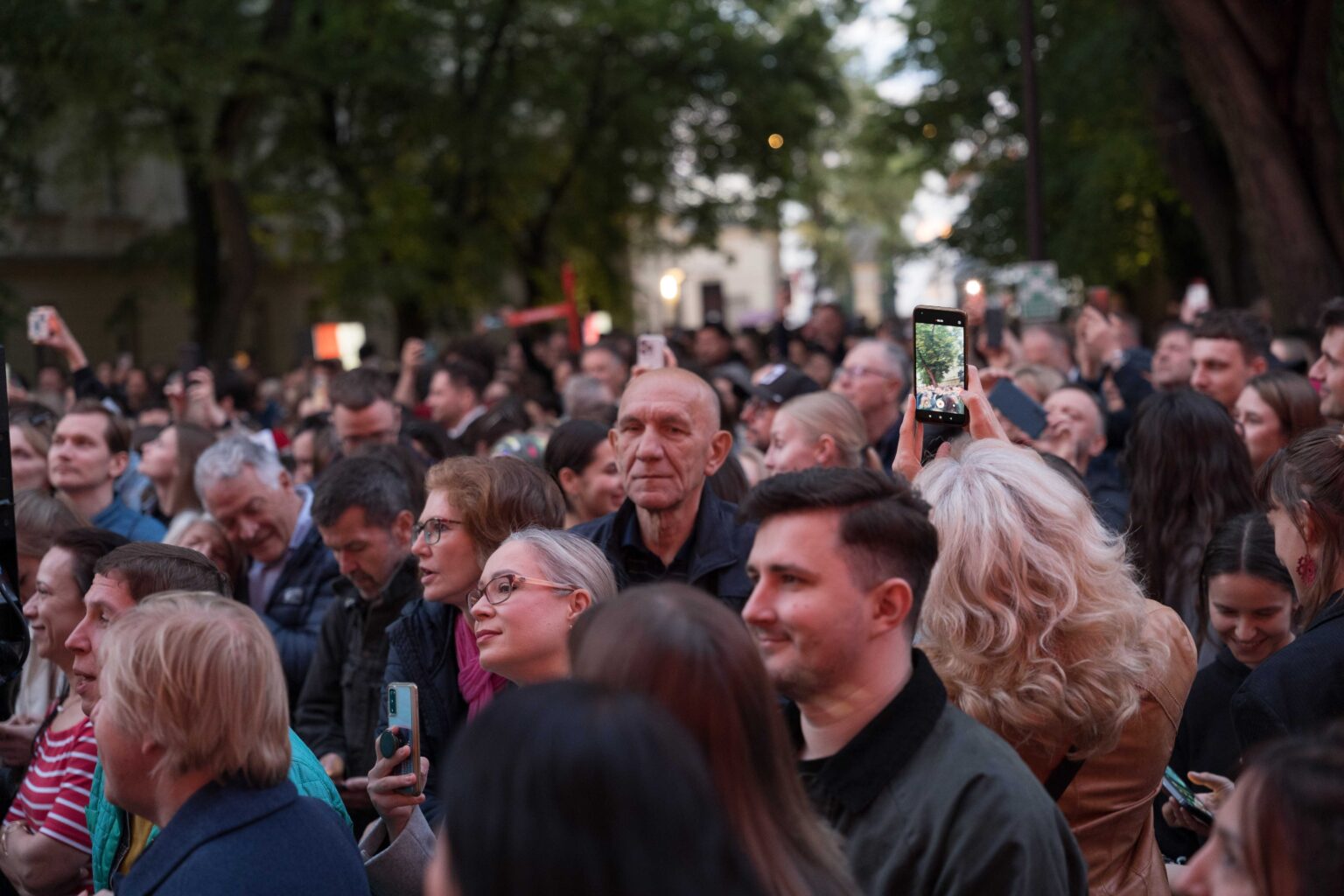 tłum ludzi bawi się