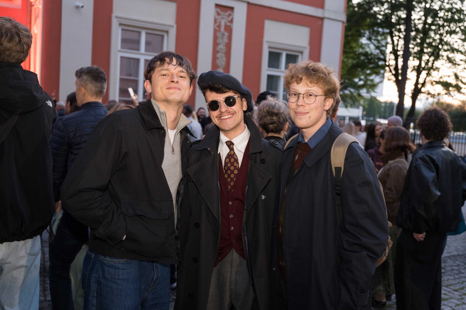 trzech zawadiacko ubranych chłopaków pozuje do zdjęcia