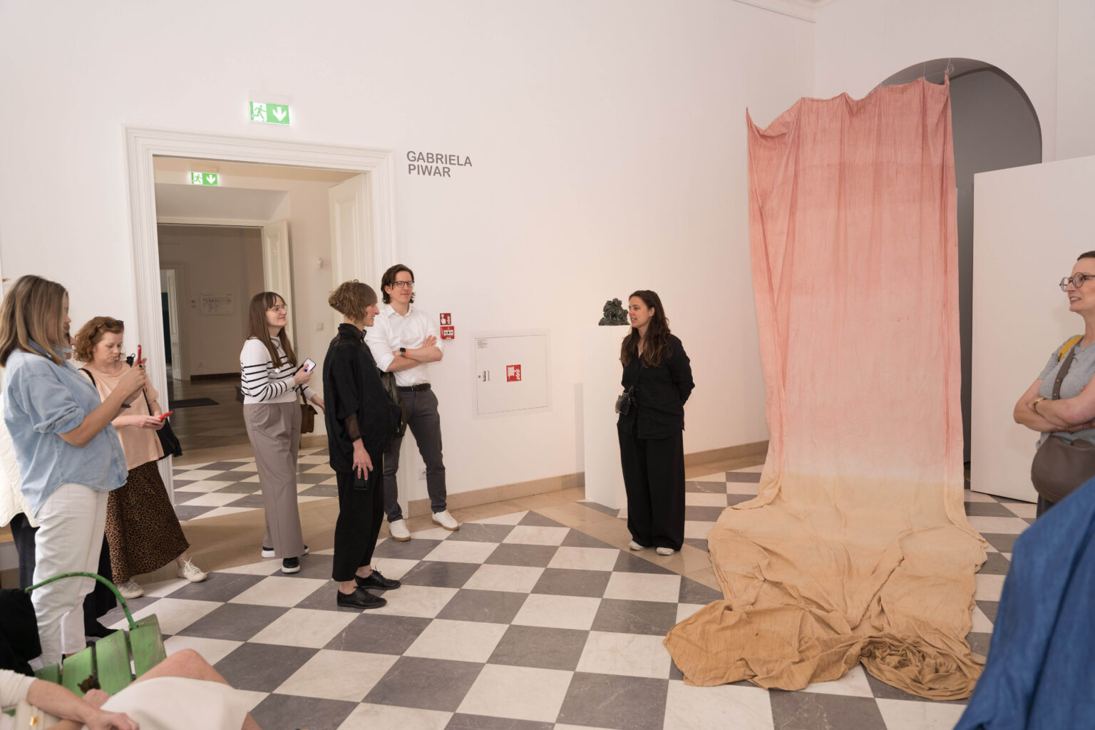 grupa osób w przestrzeni wystawy