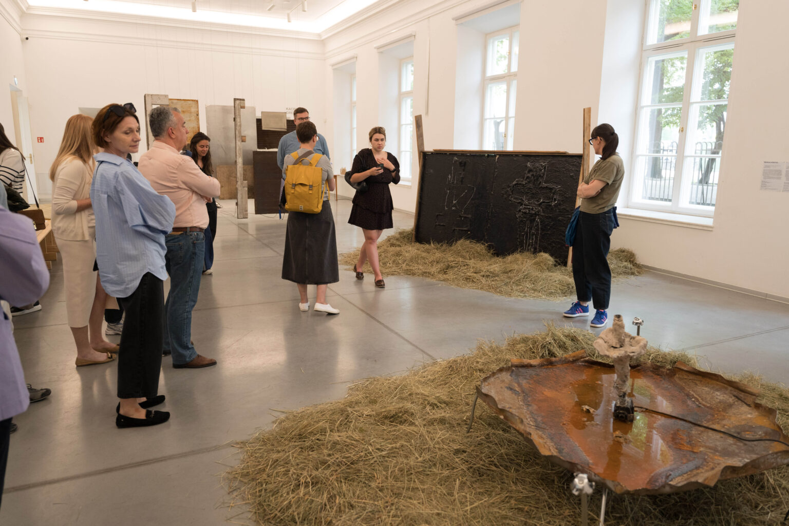 grupa osób w przestrzeni wystawy