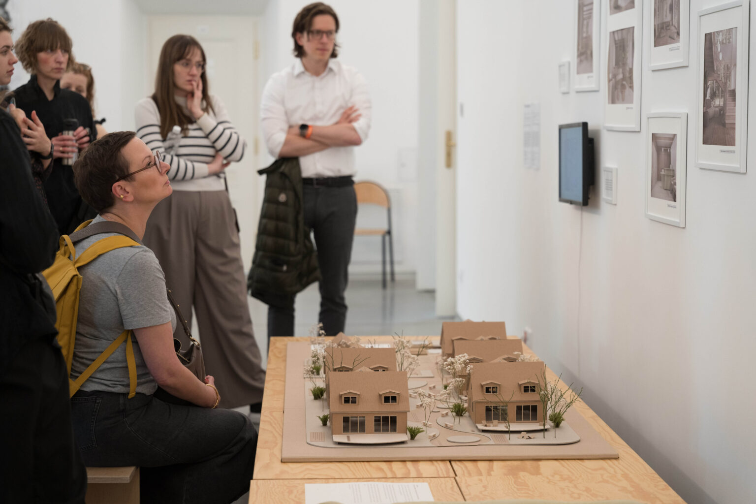 osoby oglądające obiekty architektoniczne