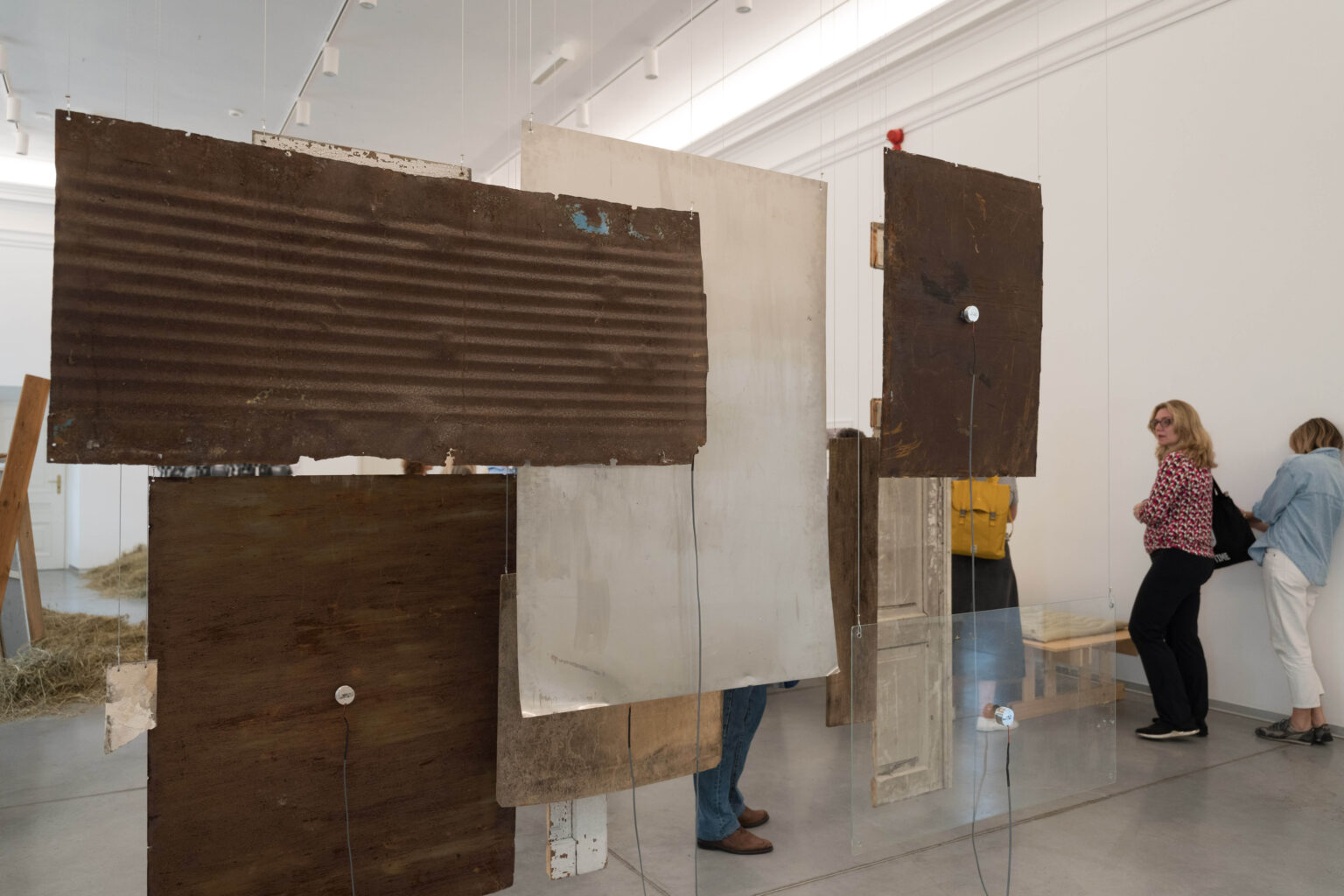 blaszane, płaskie obiekty w przestrzeni wystawy