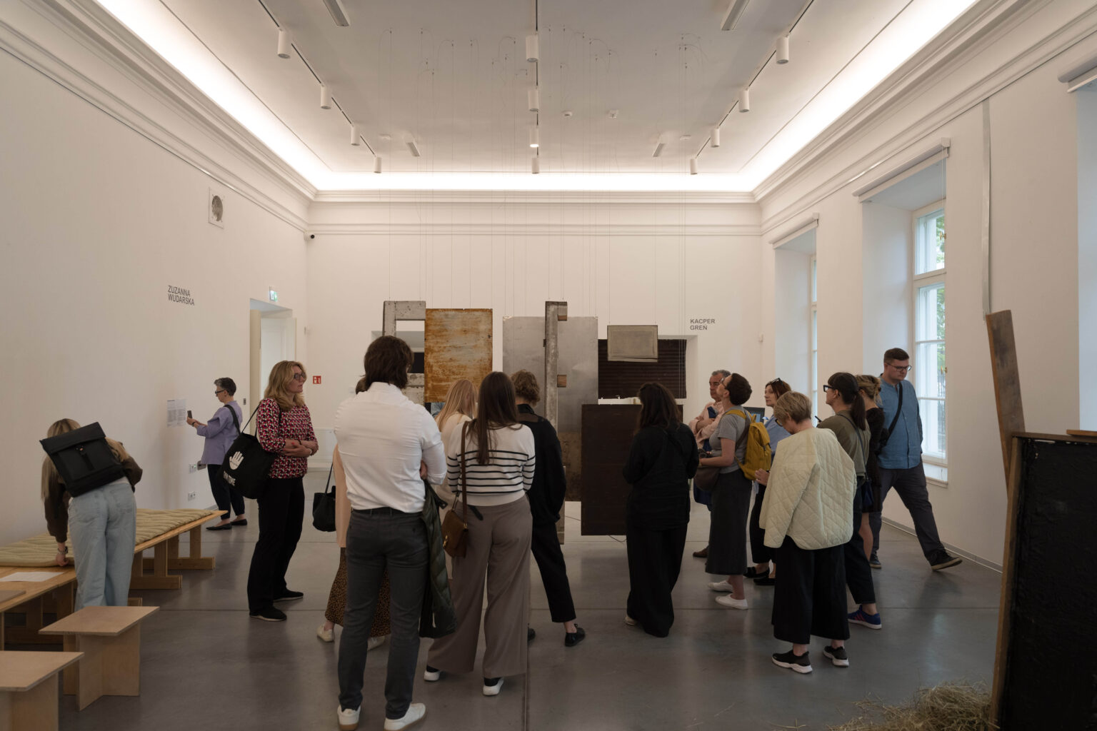 duża grupa osób w przestrzeni wystawy