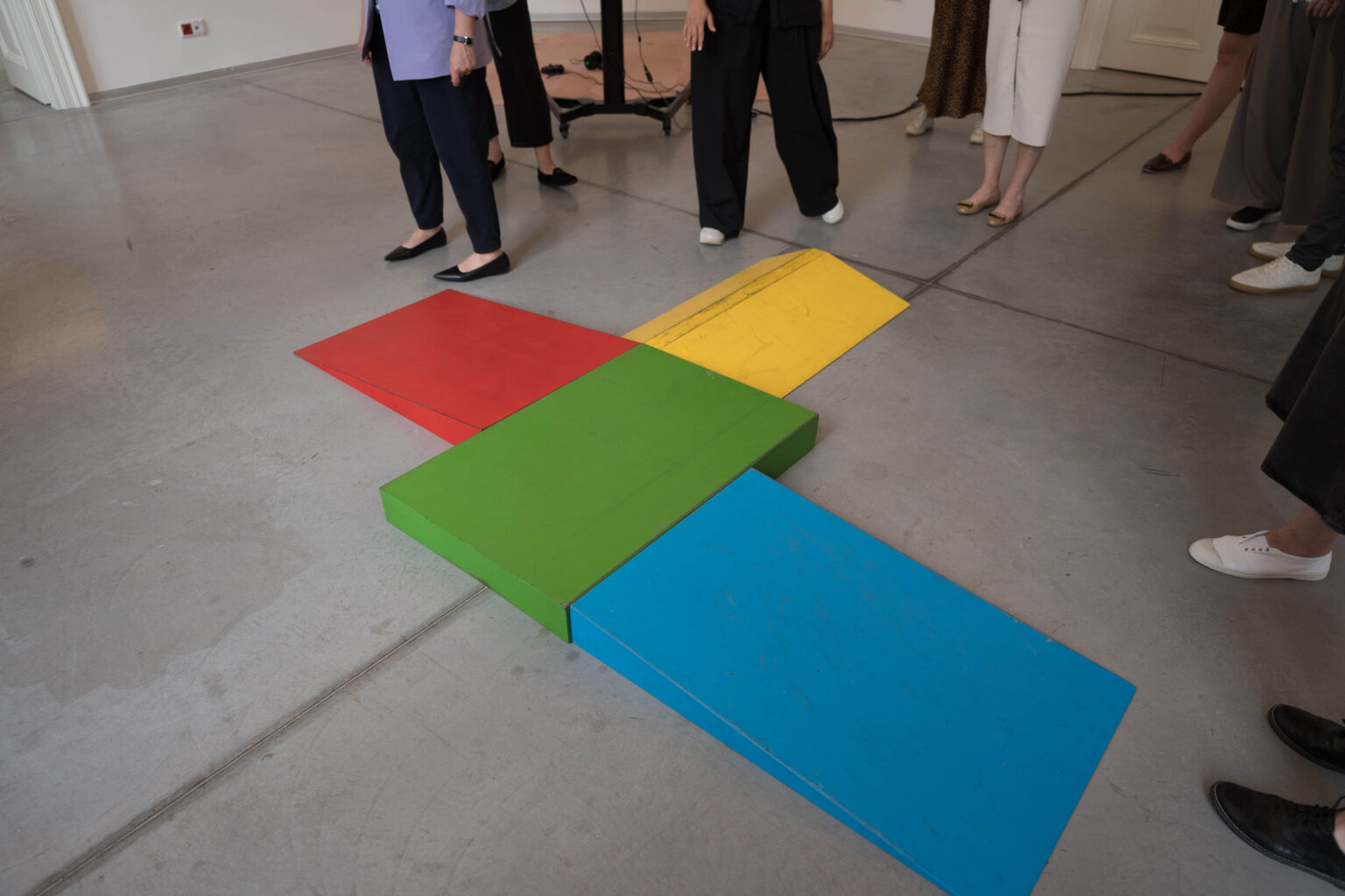 kolorowe geometryczne figury na podłodze