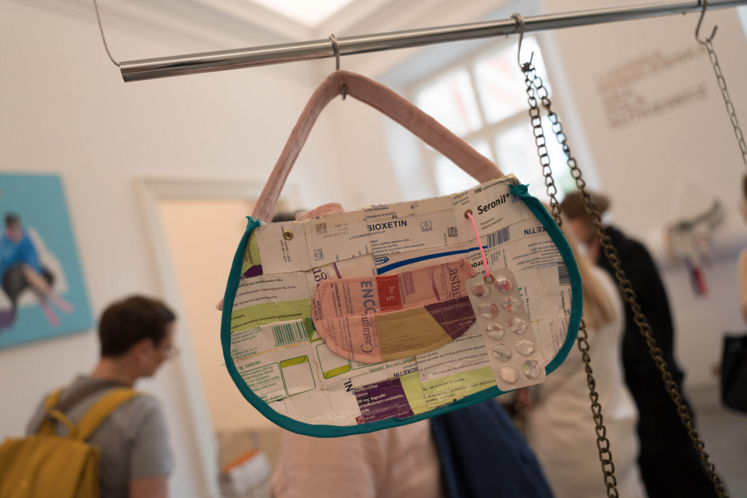 zbliżenie na wiszący obiekt w przestrzeni wystawy