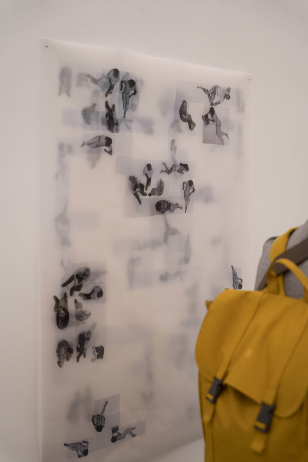 czarno-biała grafika i żółty plecak