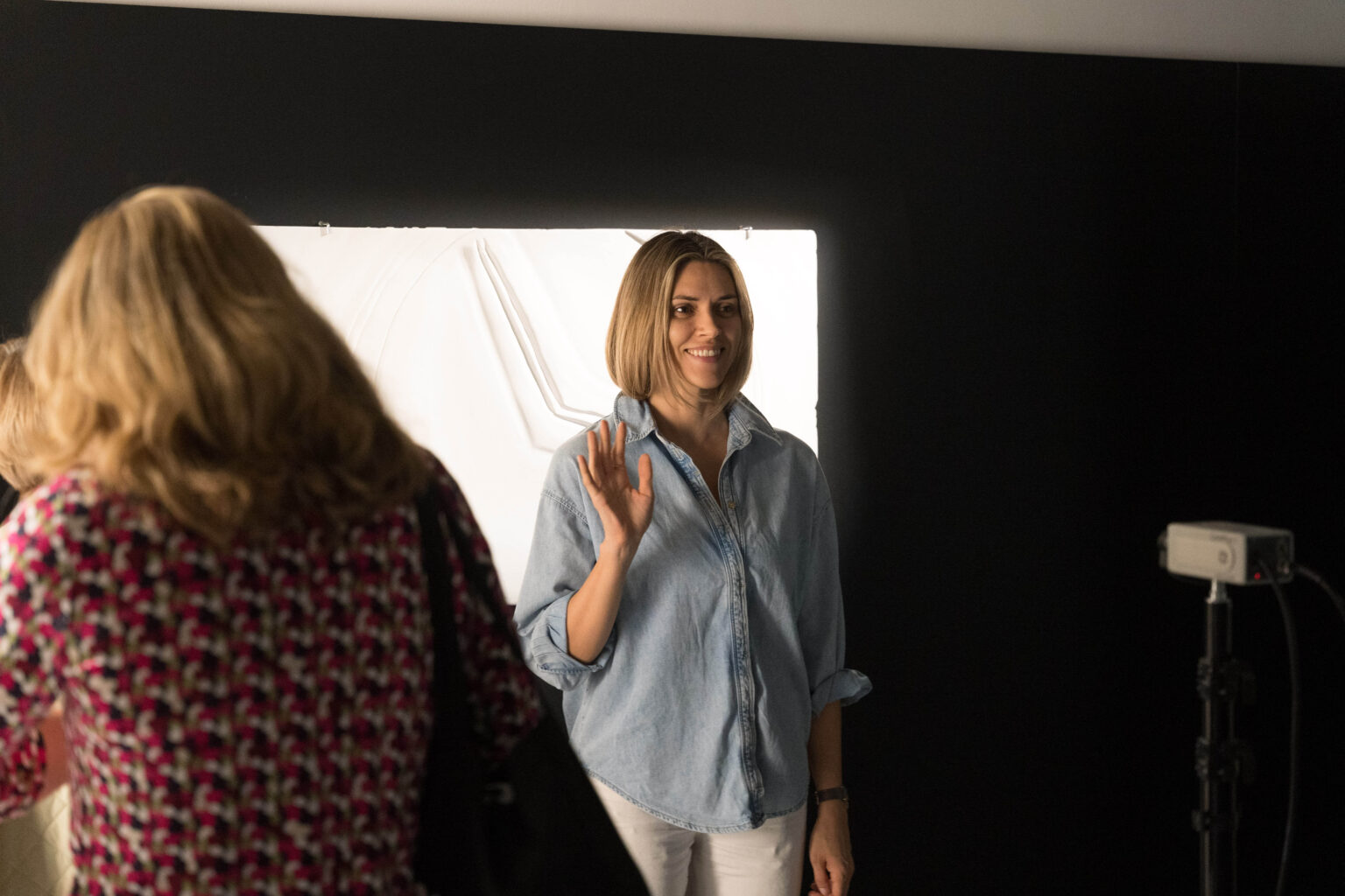 kobieta przed kamerą o niedużych rozmiarach