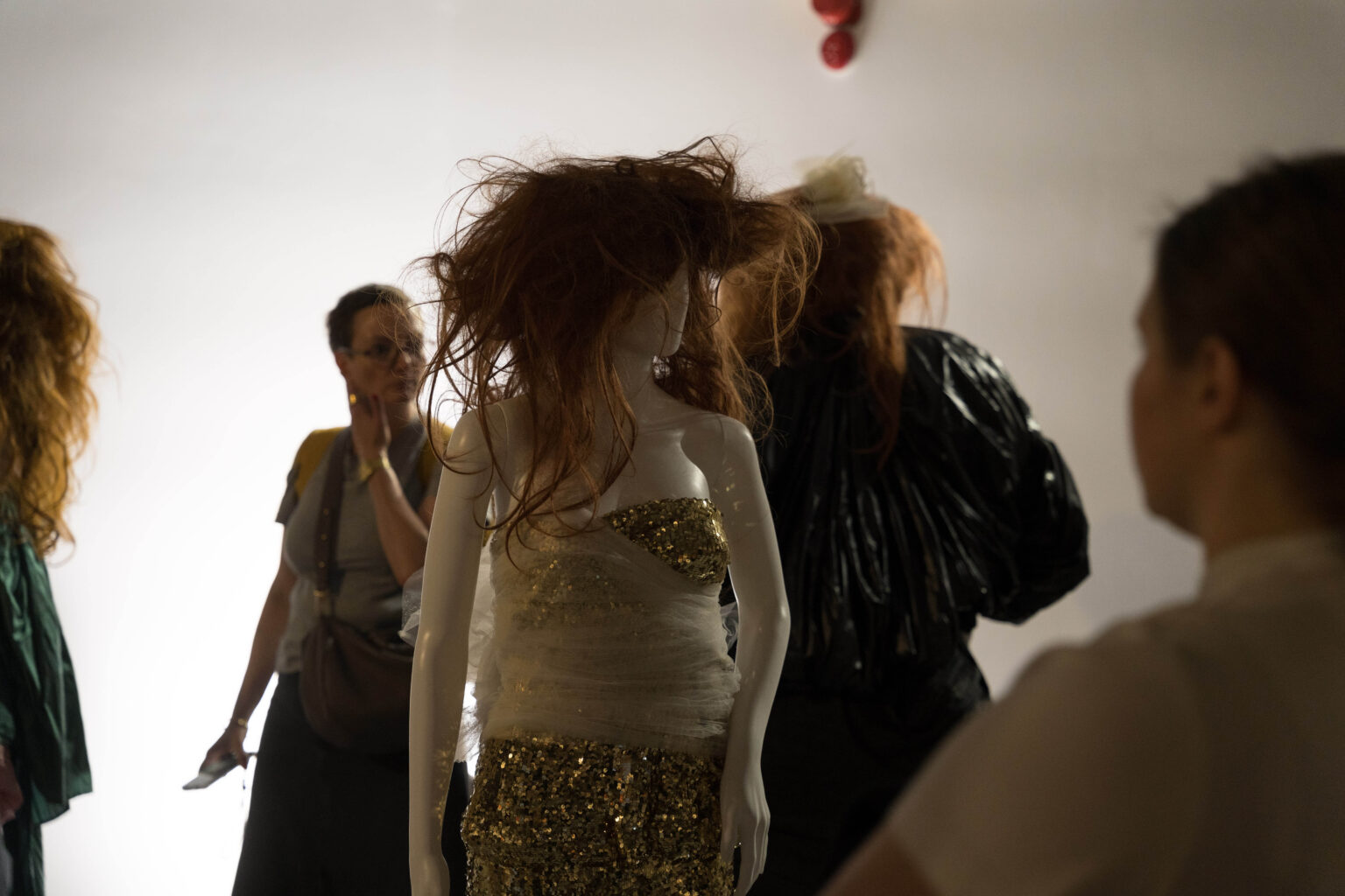 manekiny z bujnymi rudymi czuprynami