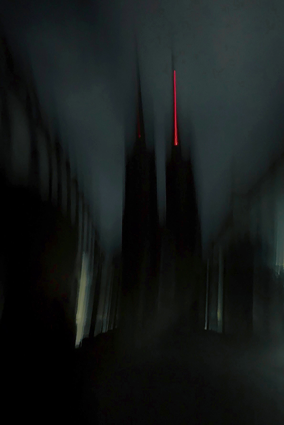 zdjęcie w ciemnych barwach z czerwonym elementem