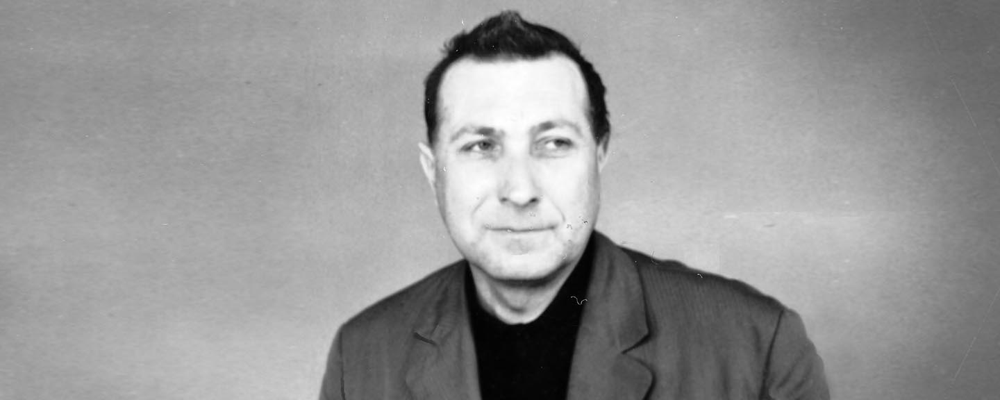 czarno-biały portret mężczyzny w marynarce