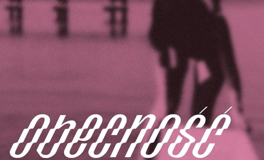 grafika zawiera fragment zdjęcia z różowym foltrem z napisem „Obecność. Maria Michałowska"