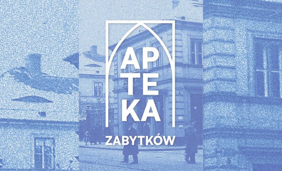 zawiera archiwalne zdjęcie budynku i fragmentu ulicy z przechodniami z białym logo
