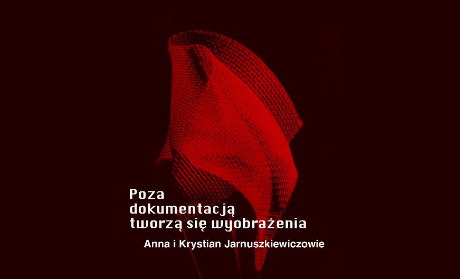 grafika ze zbliżeniem na fragment czerwonej tkaniny oraz napisy